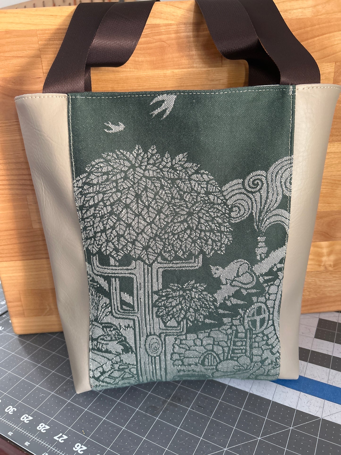 Green Village Cat Single Scene tote bag